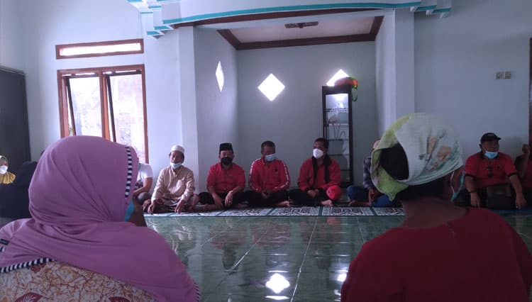 PDI Perjuangan Sidoarjo Dan YYEP Beri Trauma Healing Korban Erupsi Gunung Semeru
